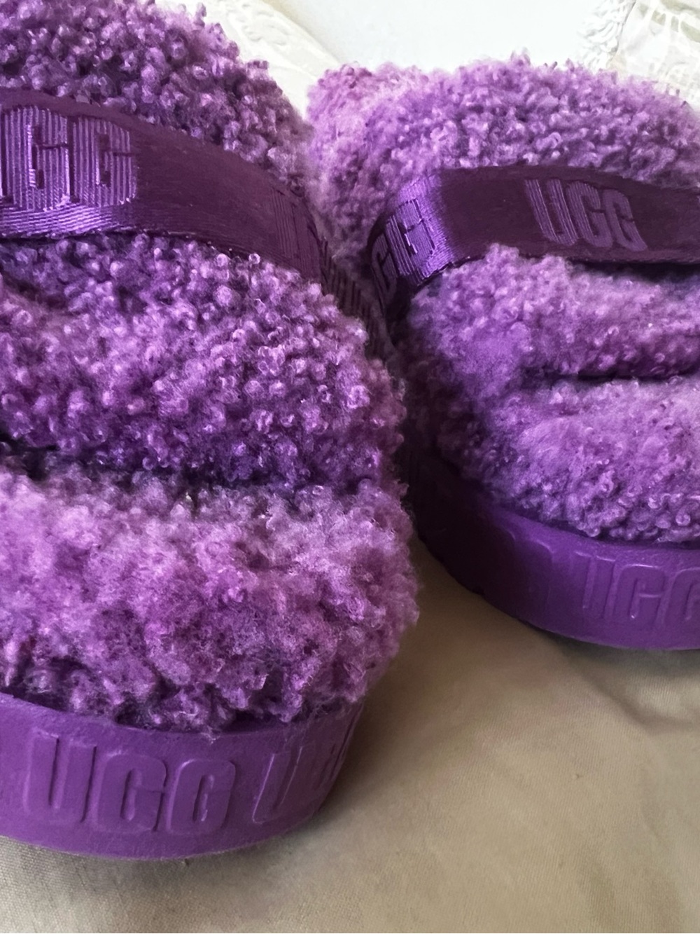 UGGS Fuzzy Slide Sandals W9 - Picture 2 of 9